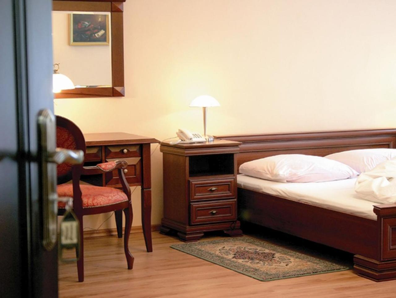 Hotel Gracja Гожов Велкополски Екстериор снимка